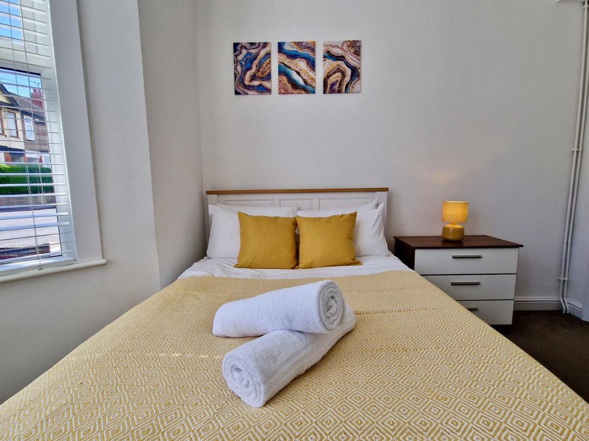 Incredible Private Rooms All With Private Bathrooms In A Fully Serviced House Next To City Centre With Free Parking Coventry Exterior foto